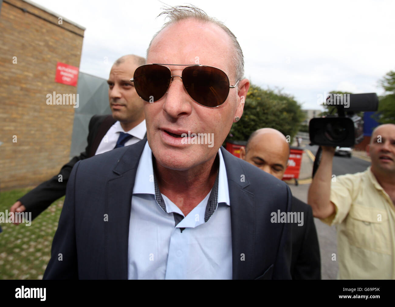 Paul Gascoigne kommt am Stevenage Magistrates Court in Stevenage, Hertfordshire, an, wo er wegen eines Vorfalls am Stevenage-Bahnhof am 4. Juli wegen eines gemeinsamen Angriffs in zwei Anklagepunkten angeklagt wird. Stockfoto