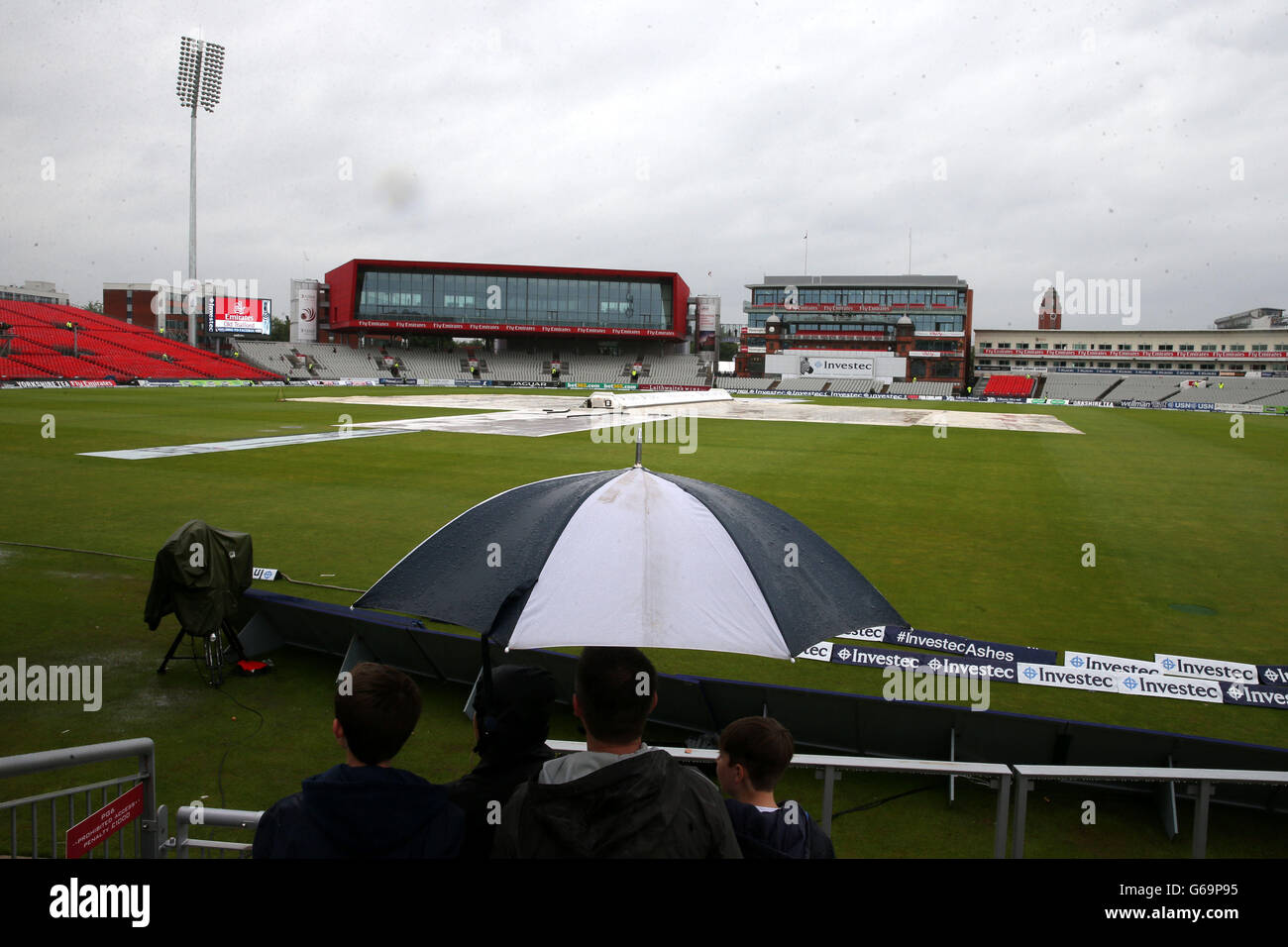 Regenfälle verzögern den Start des fünften Tages des dritten Investec Ashes Testmatches im Old Trafford Cricket Ground, Manchester. Stockfoto