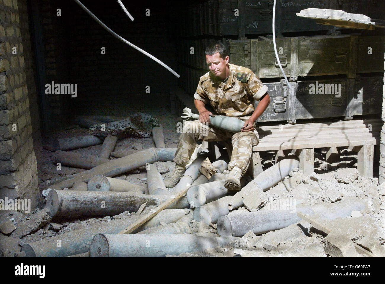 Ein RAF-Bombenentsorgungsteam, das dem Luftkorps des Regiments 3 angeschlossen ist, entdeckt das vermutlich größte Munitionsbunkersystem im Irak südlich von Al Amara. Stockfoto