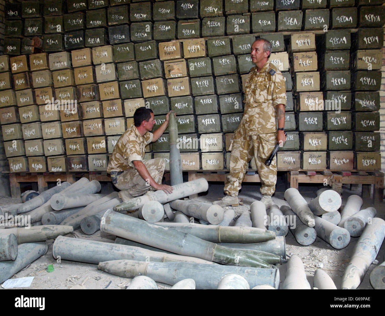 Sgt Tommy Tomiczek (links) und CPL Macca McGarrity eines RAF-Bombenentsorgungsteams, das dem 3 Regiment Army Air Corps angeschlossen ist, entdecken das vermutlich größte Munitionsbunkersystem im Irak, südlich von Al Amara. Stockfoto