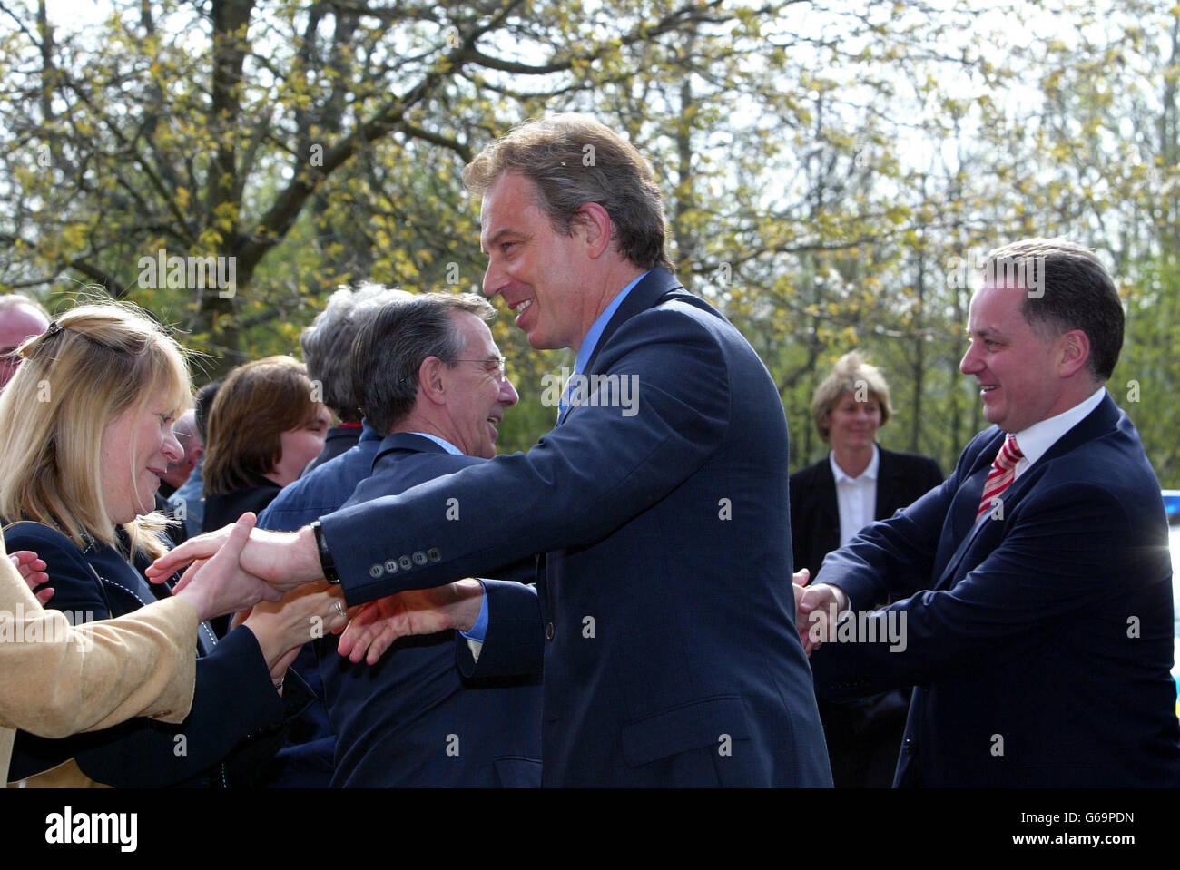 Premierminister Tony Blair begrüßt die Begrüßen mit Premierminister Jack McConnell. * Herr Blair warnte die Schotten, dass sie vor einer der wichtigsten Wahlen in der Geschichte ihres Landes stehen, mit der Wahl zwischen fortgesetzter Stabilität unter Labour oder der "Instabilität und Isolation", die ein nationalistischer Sieg bringen würde. Blair gab seine Warnung in einer Rede vor den Gläubigen der Labour Party bei einer Wahlkampfveranstaltung in der Burrell Collection in Glasgow ab, seinem ersten Besuch in Schottland seit Beginn der Kampagne. Stockfoto