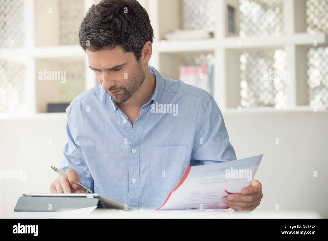 Mann über online-Banking, persönlichen Finanzen zu verwalten Stockfoto