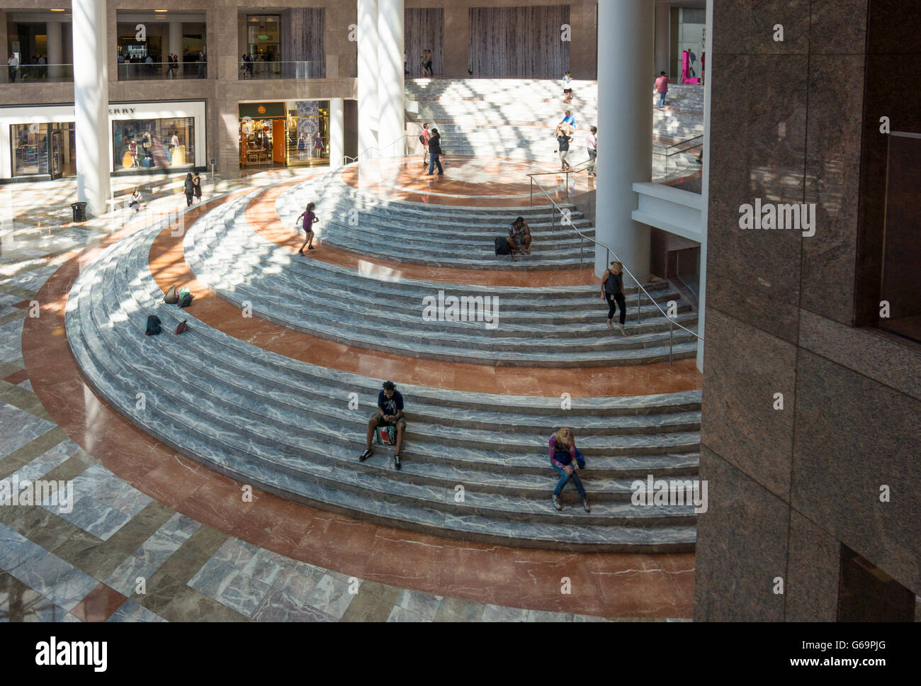 Wintergarten-Atrium im Inneren Brookfield Place an der North Cove Marina in Lower Manhattan Stockfoto