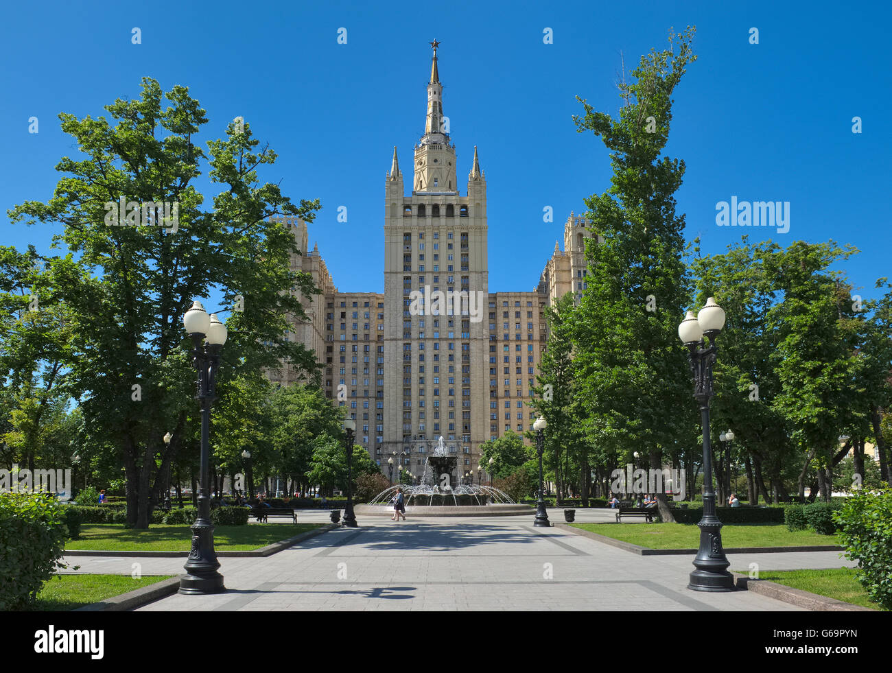 Moskau, Ansicht einer der stalinistischen Wolkenkratzer bekannt als die Kudrinskaya Square Building, erbaut im Jahre 1948-195 Stockfoto