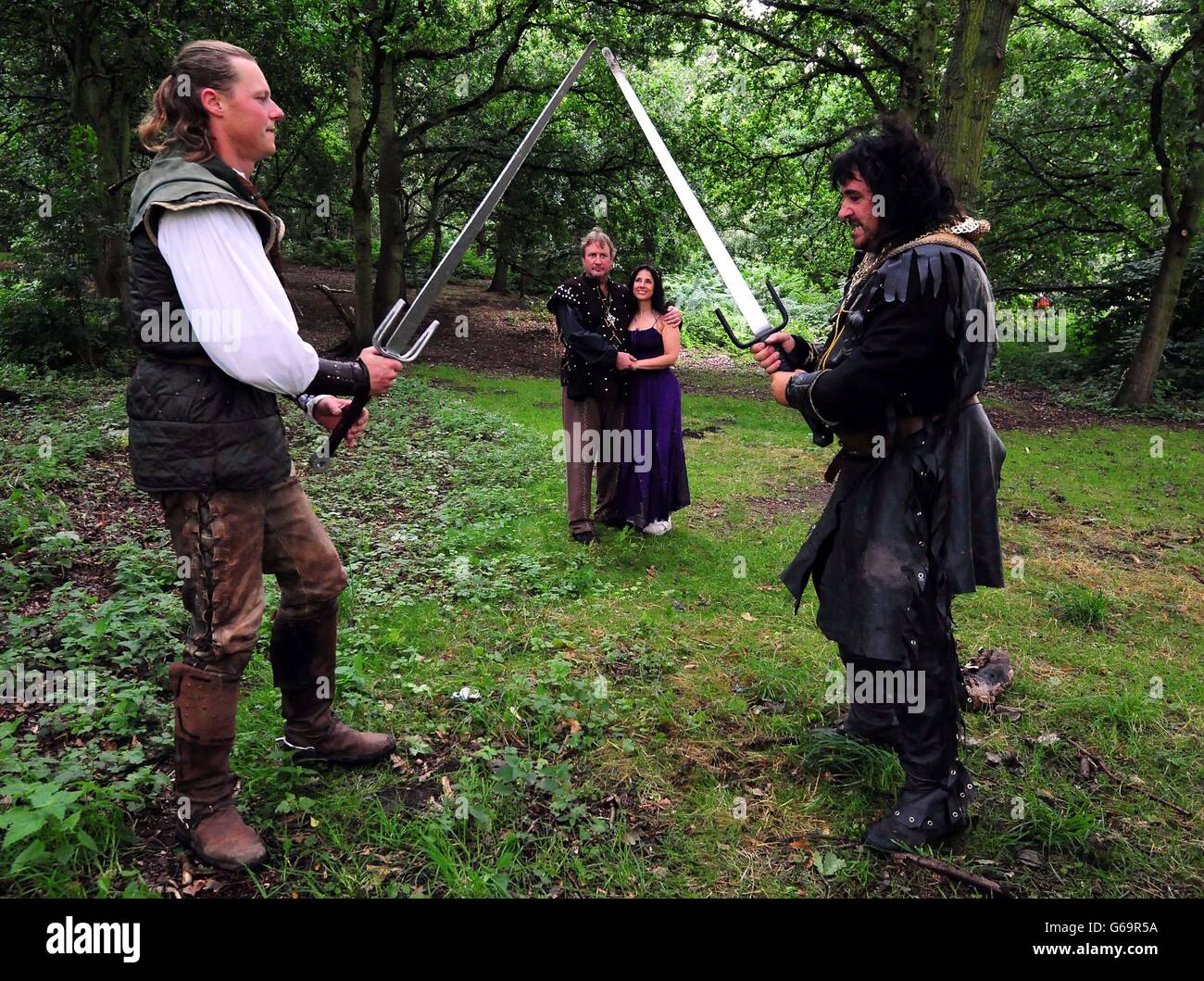 Das amerikanische Ehepaar Debbie und Joe Tencza erneuern ihre Eheversprechen beim 29. Jährlichen Robin Hood Festival im Sherwood Forest National Nature Reserve, Edwinstowe, Nottinghamshire. Stockfoto