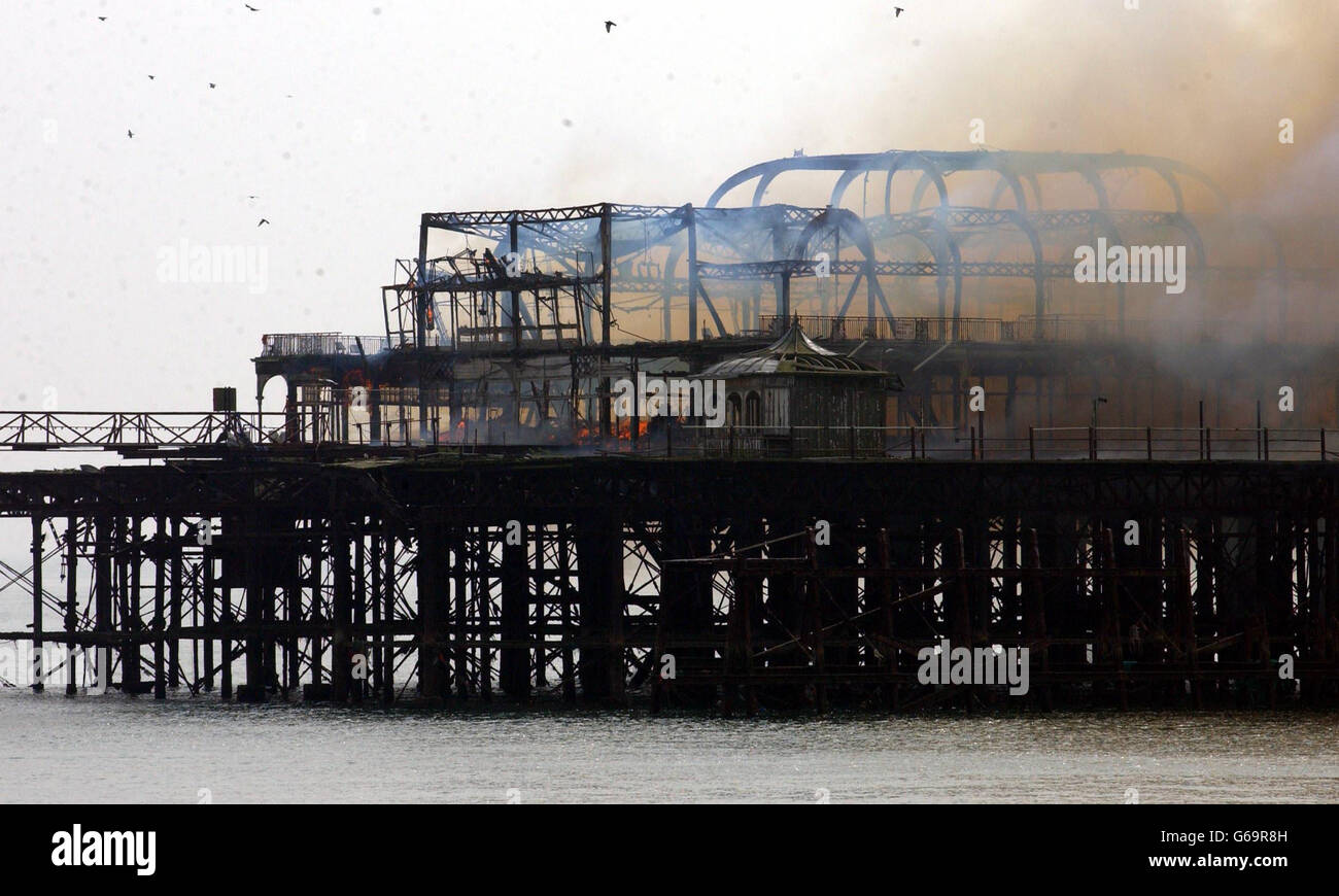 Rauch wabert von Brighton West Pier nach einem Brand ausbrach. Der Brand kommt einen Monat nach der Planung, dem historischen Pier ein 30 Millionen Bergungspaket anzubieten. * Stationskommandant Phil Thompson sagte, dass der Brand als Brandstiftung behandelt wurde, nachdem ein schwarzes Schnellboot in der Nähe des Piers nur 10 Minuten vor der Brandung entdeckt wurde. Stockfoto