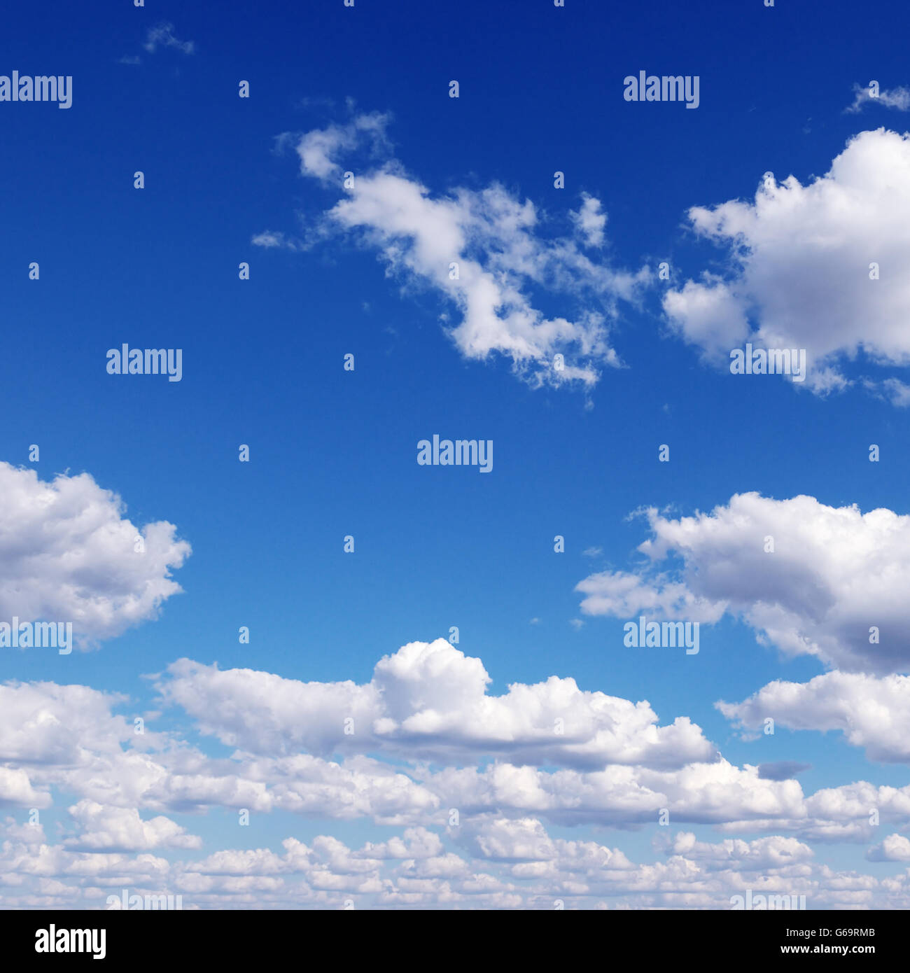 schöne Wolken am blauen Himmel Stockfoto