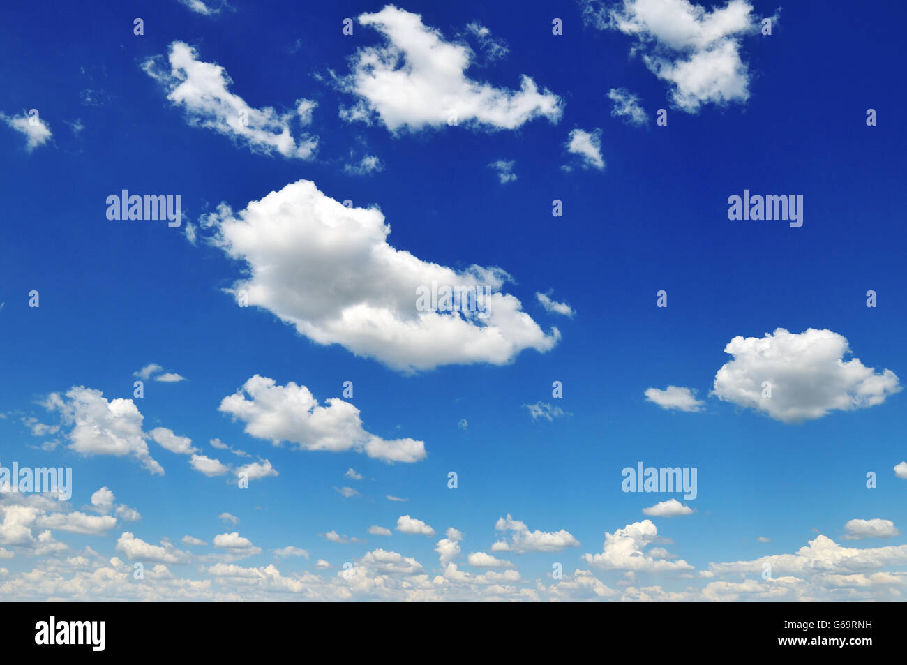 schöne Wolken am blauen Himmel Stockfoto