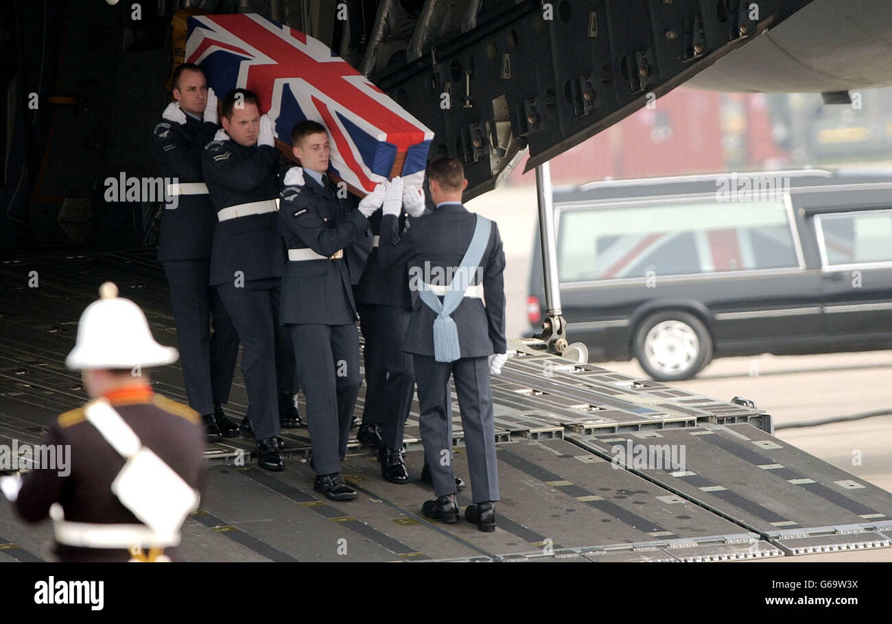 Mitglieder der Royal Air Force tragen einen ihrer Nummern von einem Transportflugzeug der RAF, das vom Persischen Golf aus in die RAF Brize Norton kam, mit den Leichen der 10 Soldaten, die im Krieg mit dem Irak getötet wurden. Stockfoto