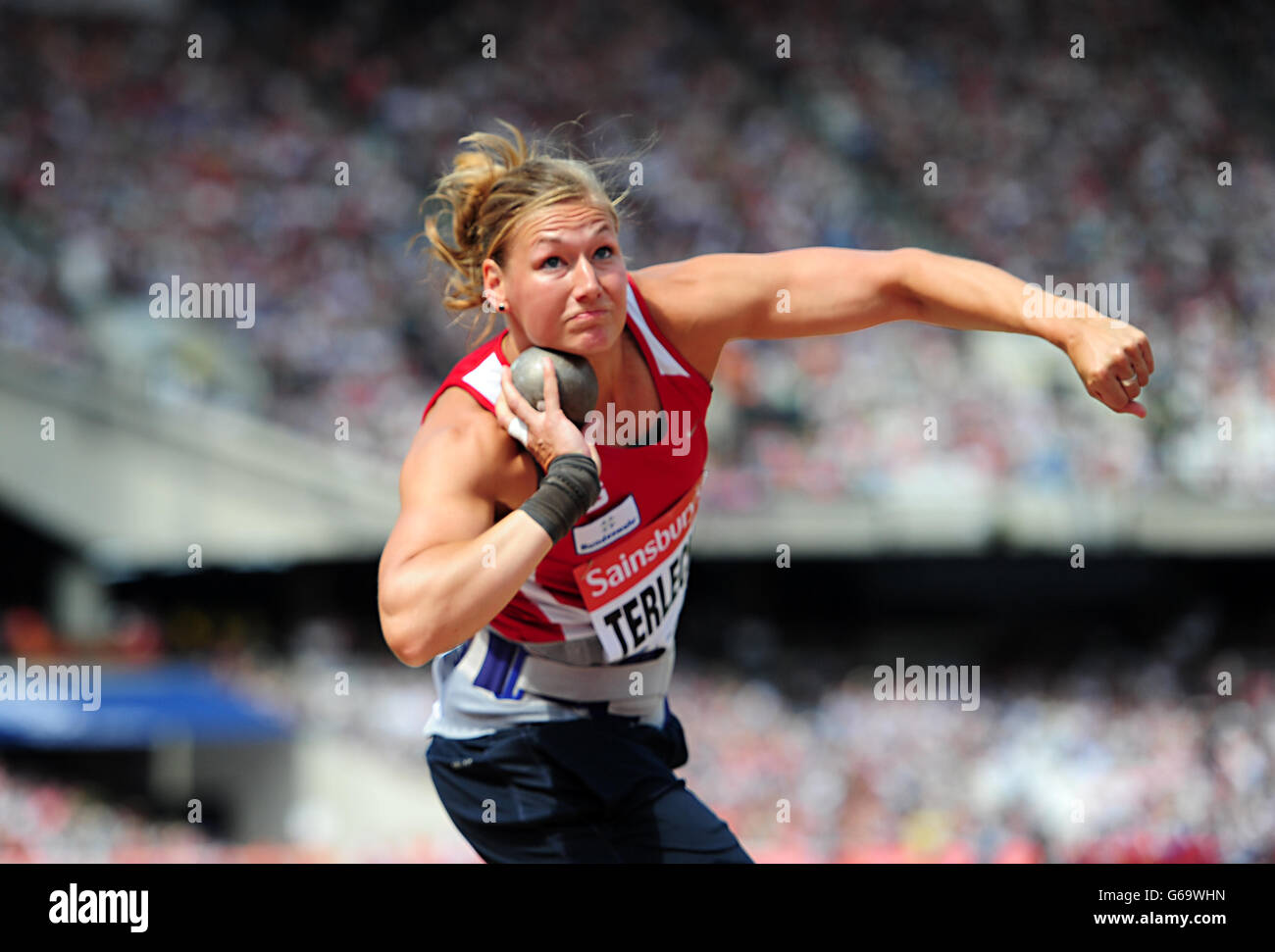 Die deutsche Josefine Terlecki beim Frauenschuss, die am zweiten Tag des IAAF London Diamond League Treffens im Olympiastadion, London, gedreht wurde. Stockfoto