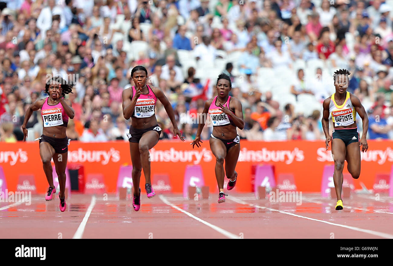Barbara Pierre aus den USA (links) Nigerias Blessing Okagbare (Mitte links) Murielle Ahoure (Mitte rechts) und Trinidads Kelly-Ann Baptiste heizen während der 100-Meter-Hitze der Frauen zwei am zweiten Tag des IAAF London Diamond League Treffens im Olympiastadion, London. Stockfoto