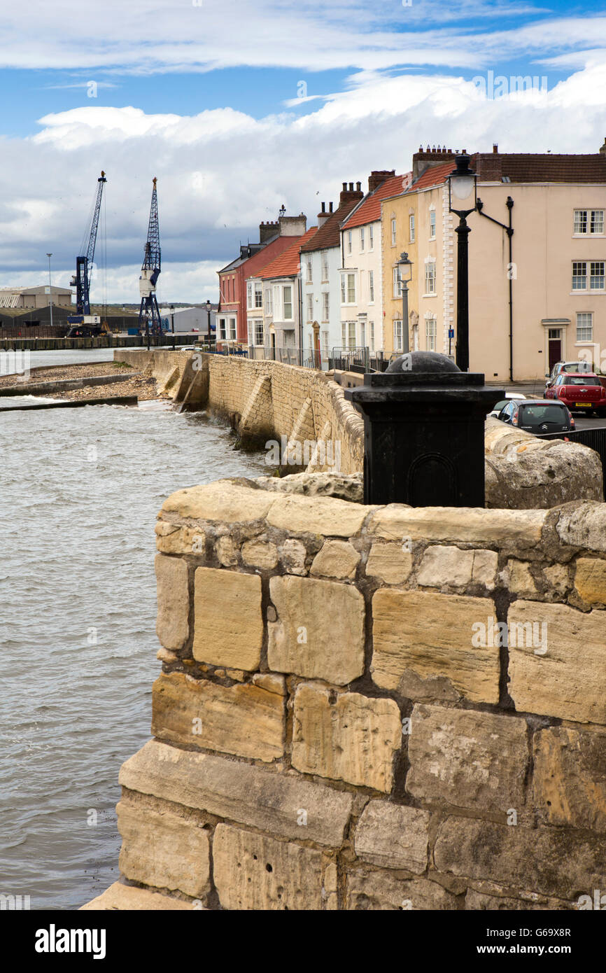 UK, County Durham, Hartlepool Landzunge, Stadtmauer, bunte Häuser gegenüberliegenden Hafenkräne Stockfoto