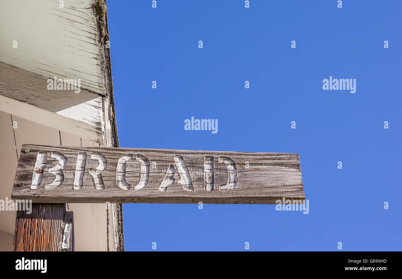 Wooden Straßenschild auf breite Straße in Nevada City, Kalifornien Stockfoto