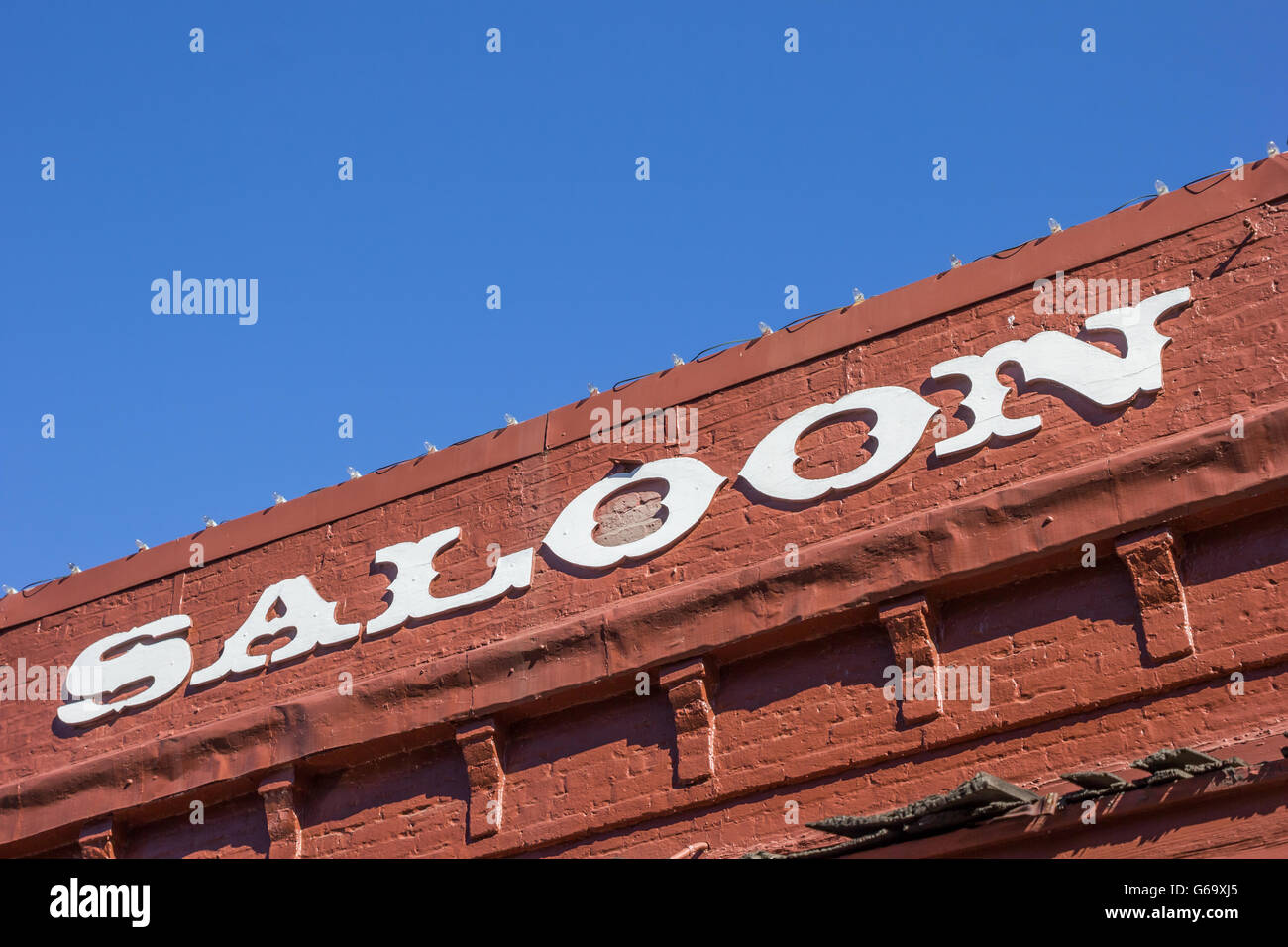 Oldtimer Limousine Buchstaben auf einem roten Backsteingebäude in Nevada City, Kalifornien Stockfoto