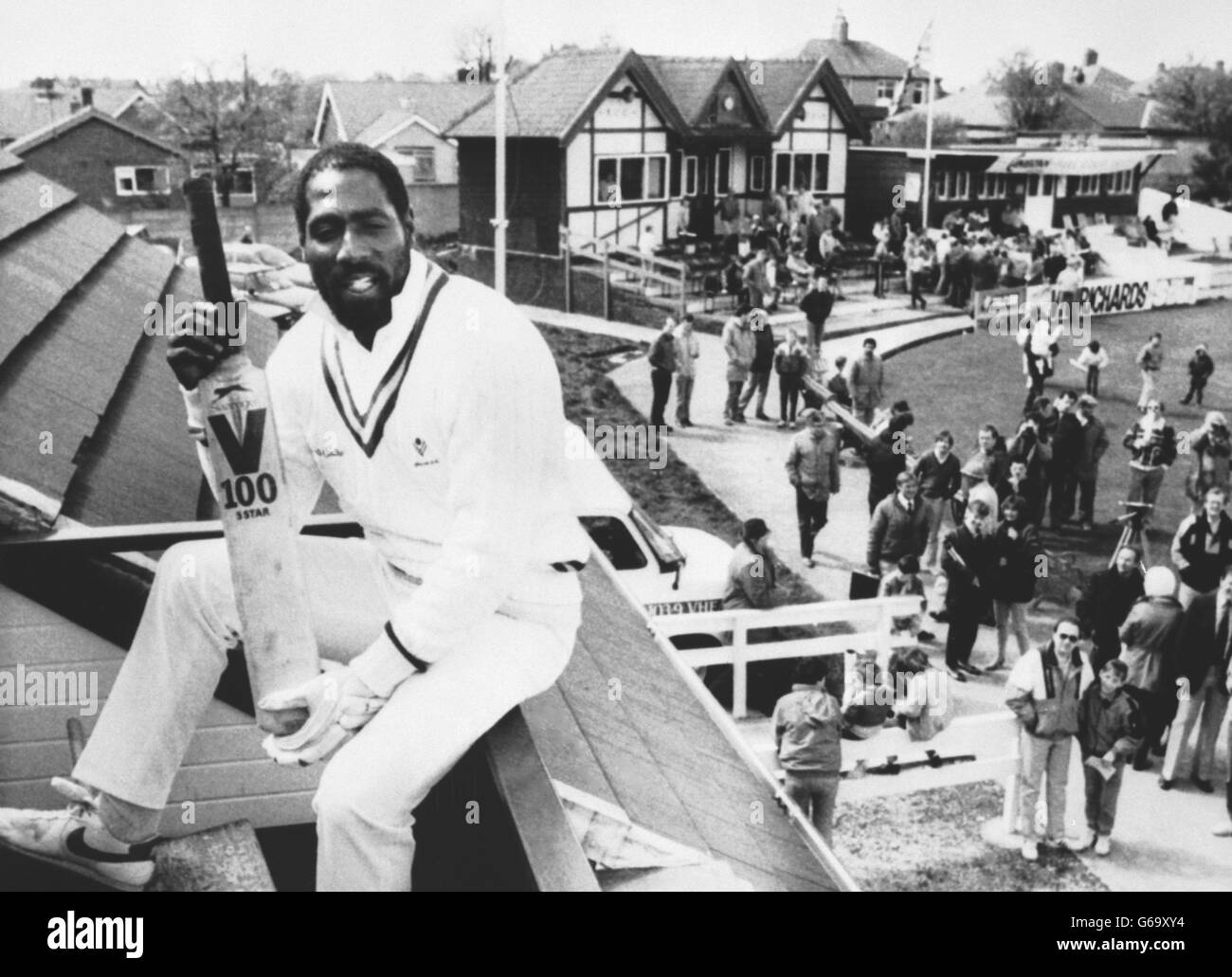 Der westindische Cricket-Star Viv Richards steht oben auf dem Cricket-Gelände in Lancashire in Rishton. Der 35-jährige Superstar, der als größter Schlagmann der Welt gefeiert wird, hat nach einem dramatischen Schuss von seiner Heimat Antigua einen beeindruckenden Saisonstart geschafft, bevor er von einem Haslingden-Feldspieler für 88 erwischt wurde. Stockfoto