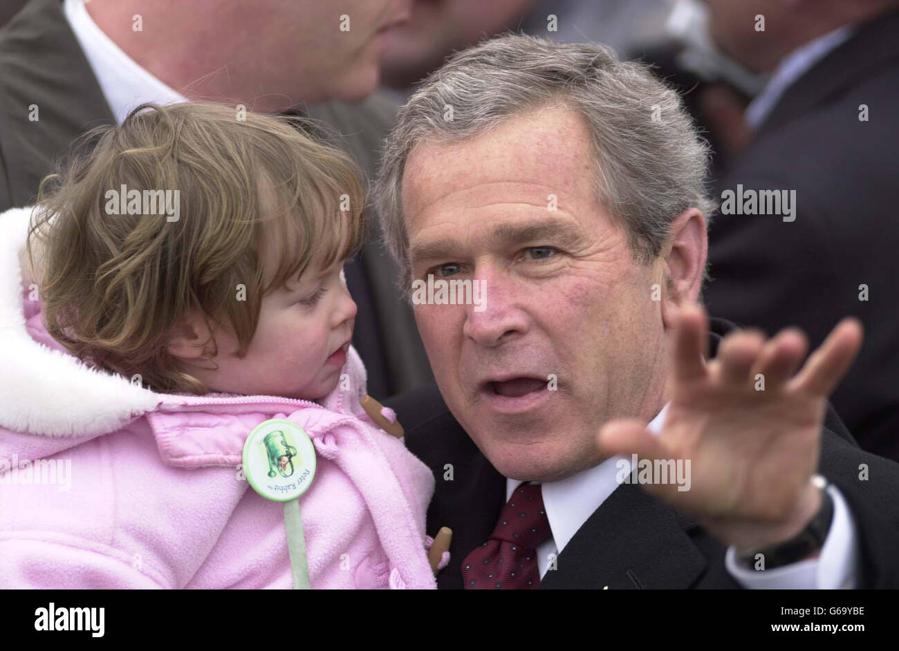 US-Präsident George W. Bush wird von der 19 Monate alten Seria Whickens begrüßt, als er bei der RAF Aldergrove in Nordirland ankommt. * die IRA stand erneut unter Druck, ihre Gewaltkampagne zu beenden, als US-Präsident George W. Bush in Nordirland eintraf, um Politiker und Paramilitärs zu drängen, die Extrameile für den Frieden zu gehen. Stockfoto