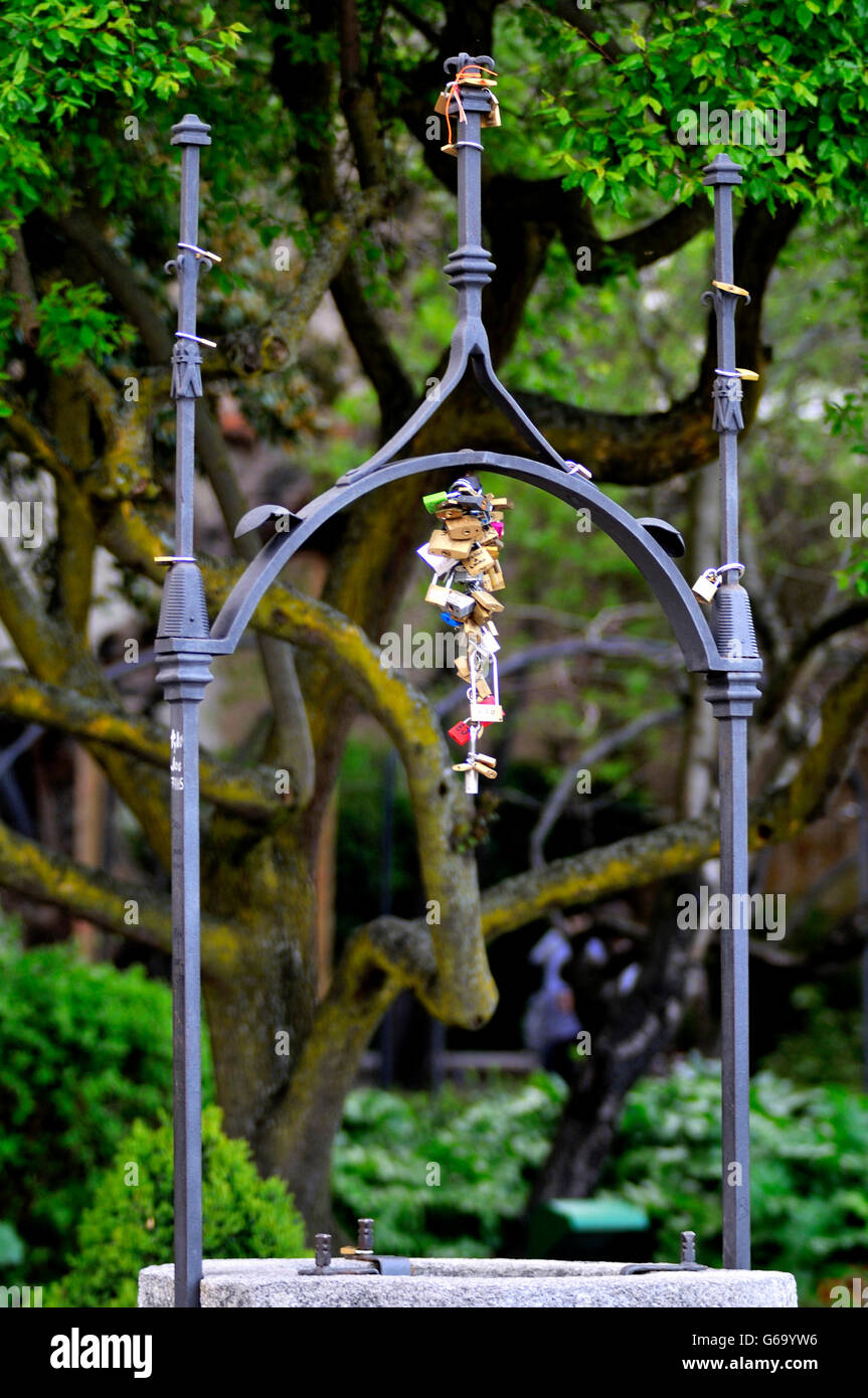 Vorhängeschlösser im Wasser gut. Calixto und Melibea Park, Salamanca. Stockfoto