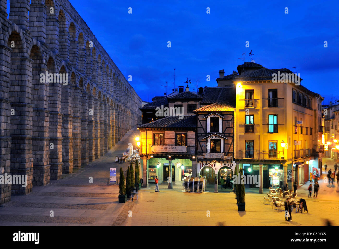 Die römische Aquäduktbrücke und Cándido Restaurant am Azoguejo Platz in Segovia, Spanien. Stockfoto