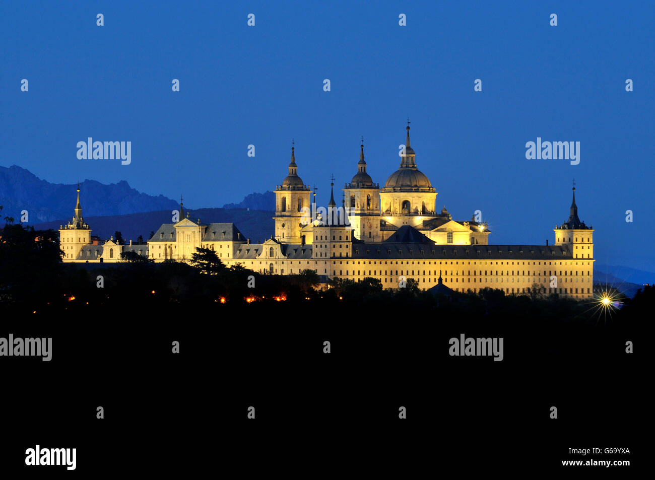 Nacht-Shooting von dem Kloster San Lorenzo de El Escorial in Madrid Stockfoto