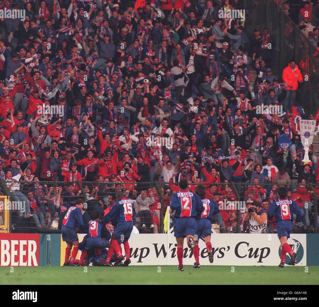 UEFA 1996 EUROPEAN CUP GEWINNER POKALFINALE - PARIS ST GERMAIN GEGEN RAPID WIEN. Paris St Germain feiert das Tor von Bruno Ngotty Stockfoto