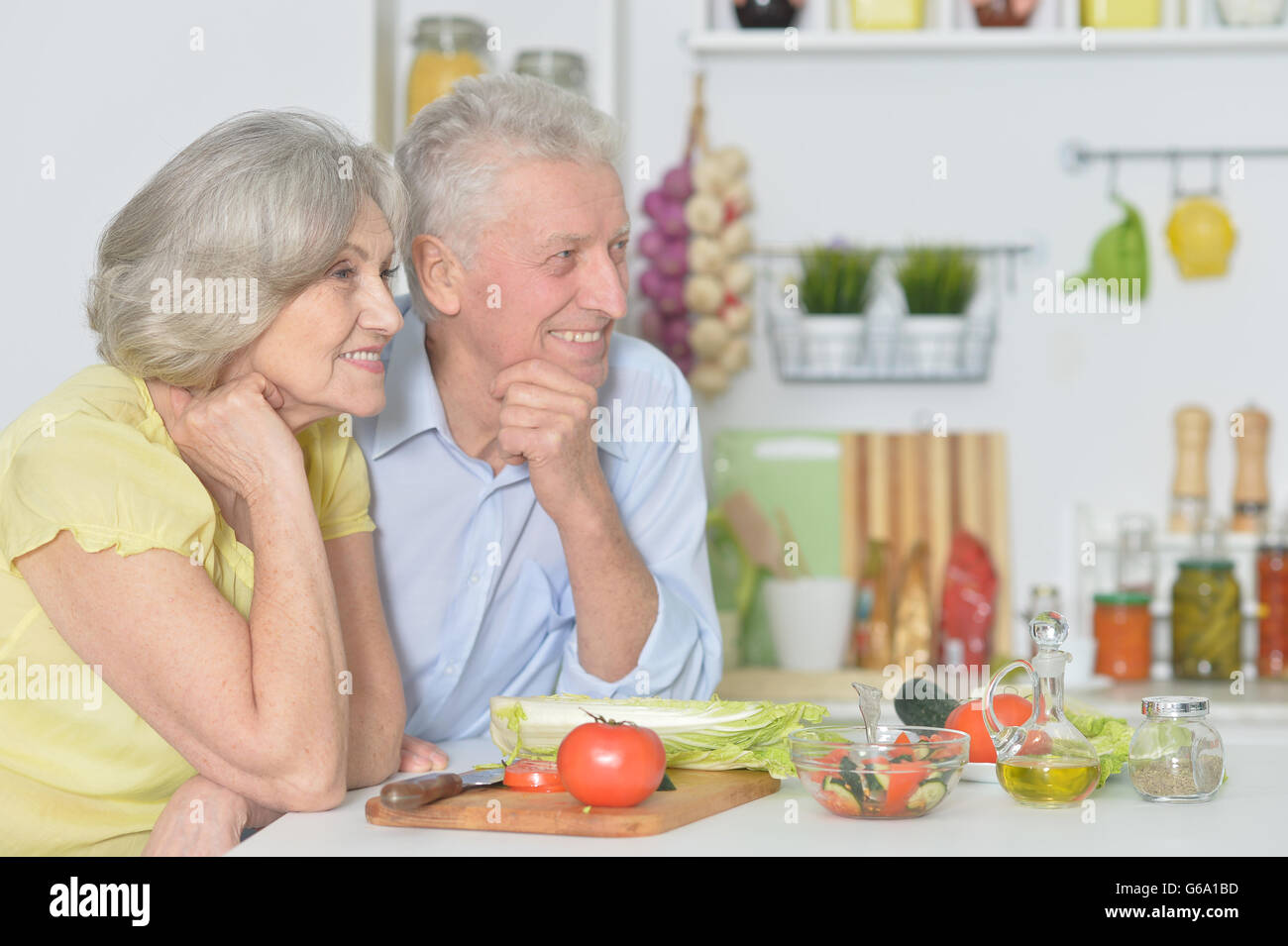 ältere Mann und Frau in der Küche Stockfoto