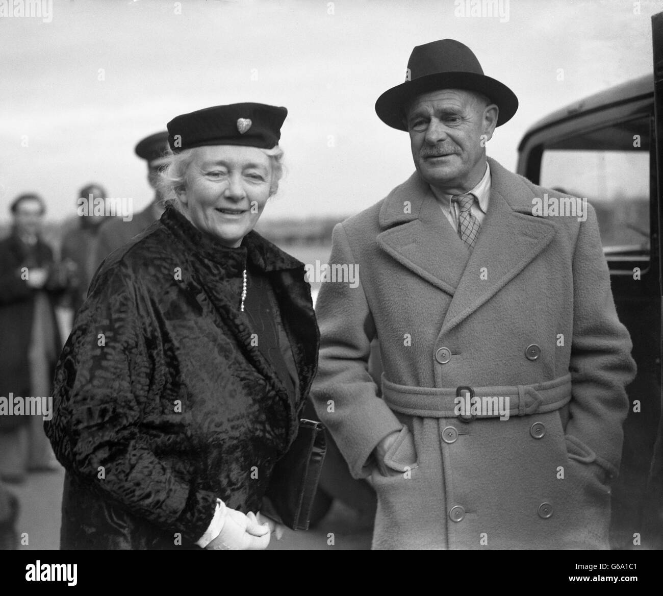 Field Marshall Earl Wavell kommt mit seiner Frau aus Indien am Flughafen London an. Stockfoto