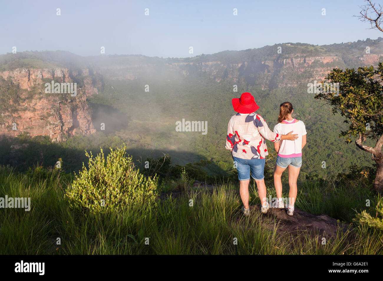 Wandern Wanderer Frauen Mutter Tochter mit Blick auf Wüste Schlucht felsigen Klippen landschaftlich reizvolle Tallandschaft erkunden Stockfoto