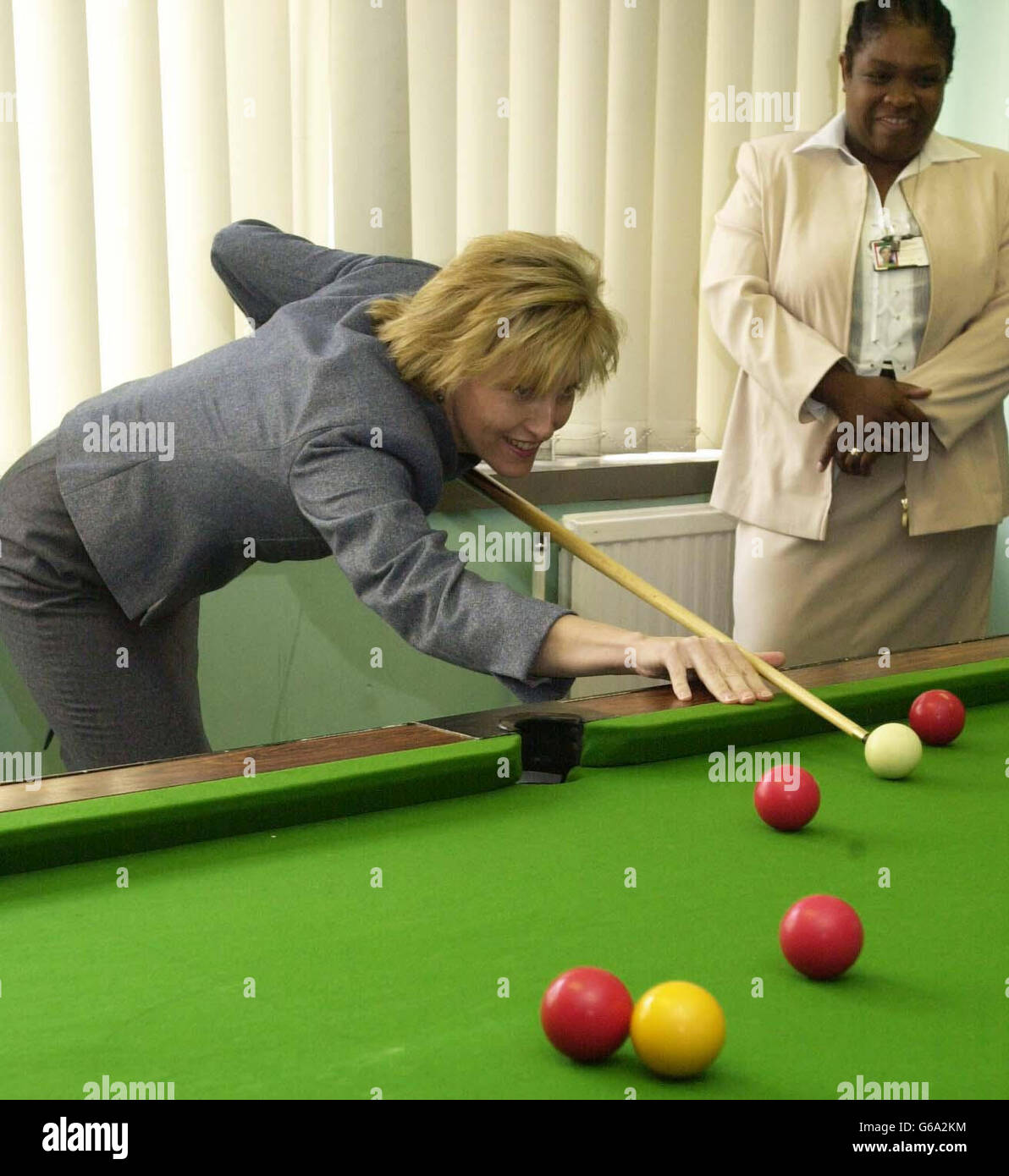 Die Gräfin von Wessex versucht sich am Pool, beobachtet von Frau Maureen Earle, einer Bail-Support- und Remand-Offizier, während ihres Besuchs im Caerphilly & Blaenau Gwent Youth Strafting Team in Pontllanfraith, Gwent. Stockfoto