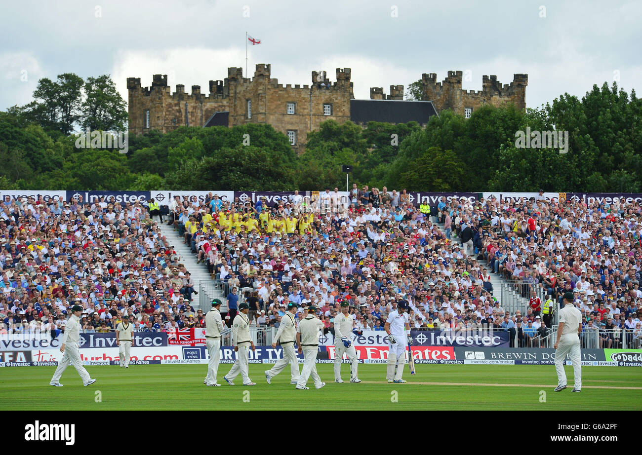 Englands Joe Root geht los, nachdem er Brad Haddin am ersten Tag des Investec Fourth Ashes Testmatches beim Emirates Durham ICG, Durham, den Ball übergab. Stockfoto