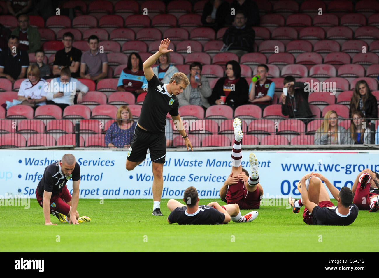 Fußball - Capital One Cup - erste Runde - York City / Burnley - Bootham Cresent. Burnleys Head of Sports Science Mark Howard nimmt das Warm-Up an Stockfoto