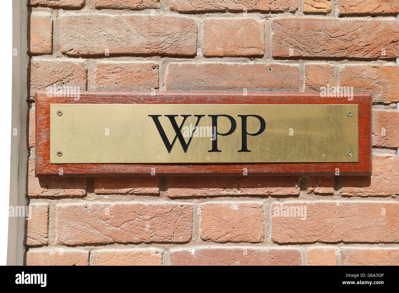 Allgemeine Ansicht des Schildes vor den Büros der WPP plc in Farm Street, London. Stockfoto