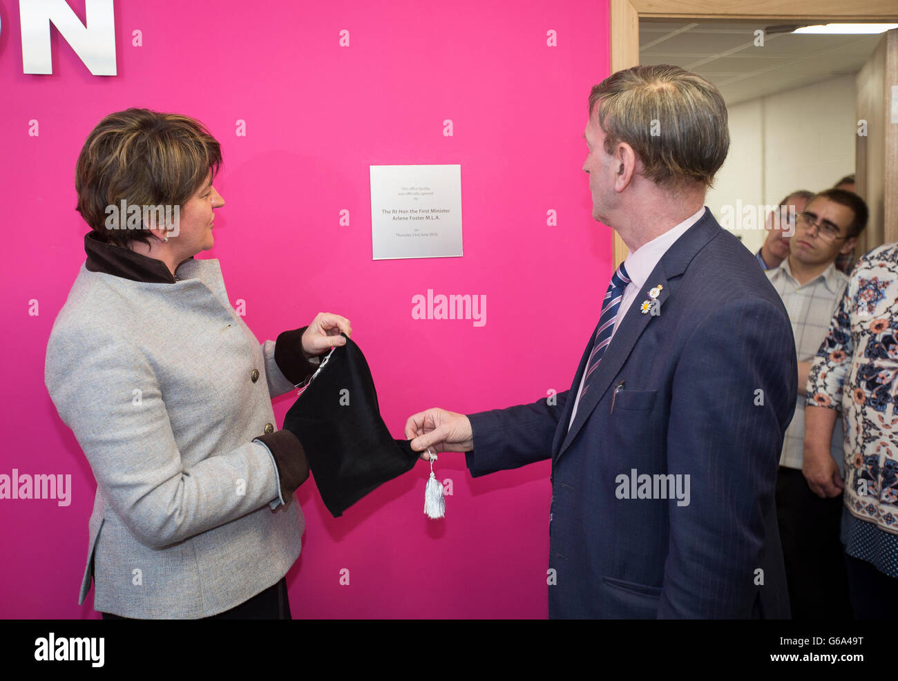 Erste Minister von Nordirland Arlene Foster eröffnet offiziell die neue Büro-Anlage von Belfast basierten Druckern Mediengestaltung und Druck, mit Besitzer Harry Beckinsale (rechts). Stockfoto