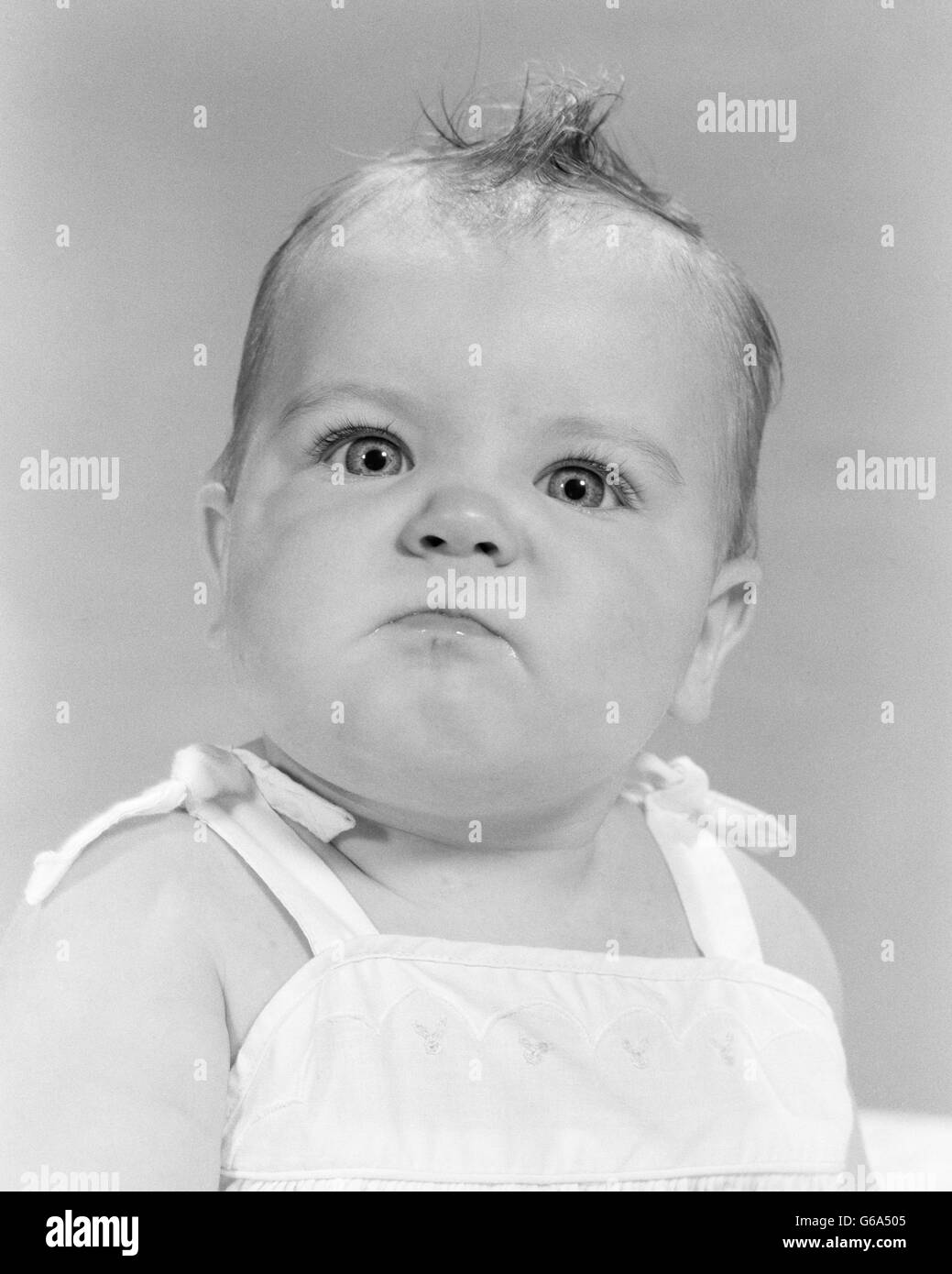 1950S 1960S PORTRAIT BABY WÜTEND MAD BEDEUTEN KRIEGFÜHRENDEN GESICHTSAUSDRUCK, BLICK IN DIE KAMERA Stockfoto