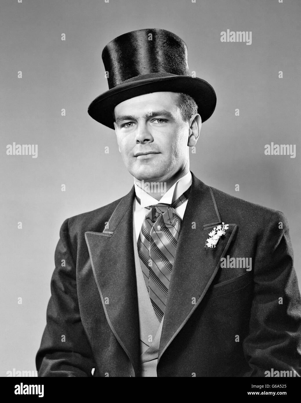 1940S 1950S PORTRAIT ERNST BRÄUTIGAM TRAGEN ASCOT STRESEMANN ZYLINDERHUT PERLE STICK PIN LILY OF THE VALLEY BOUTONNIERE Stockfoto