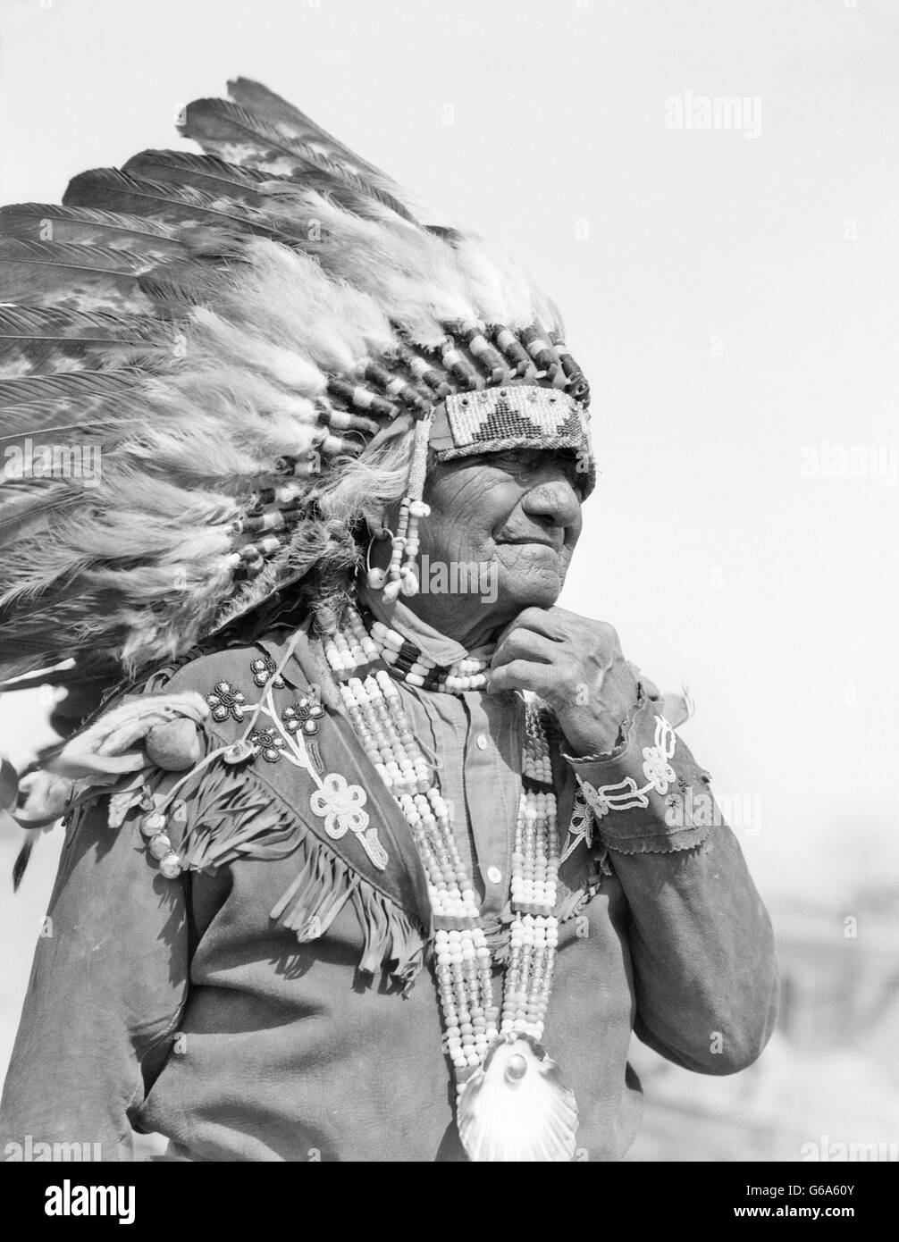 1930ER JAHREN INDIANER MANN CHIEF TRAGEN VOLLE FEDERSCHMUCK PERLEN KOSTÜM SANTA CLARA PUEBLO NEW MEXICO USA Stockfoto