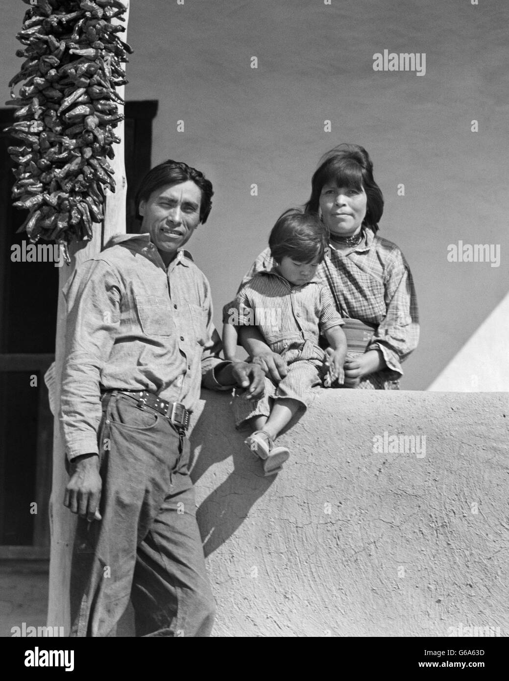 1930ER JAHRE PORTRAIT INDIANISCHEN FAMILIE MUTTER VATER TOCHTER BLICK AUF KAMERA SAN ILDEFONSO PUEBLO NEW MEXICO USA Stockfoto
