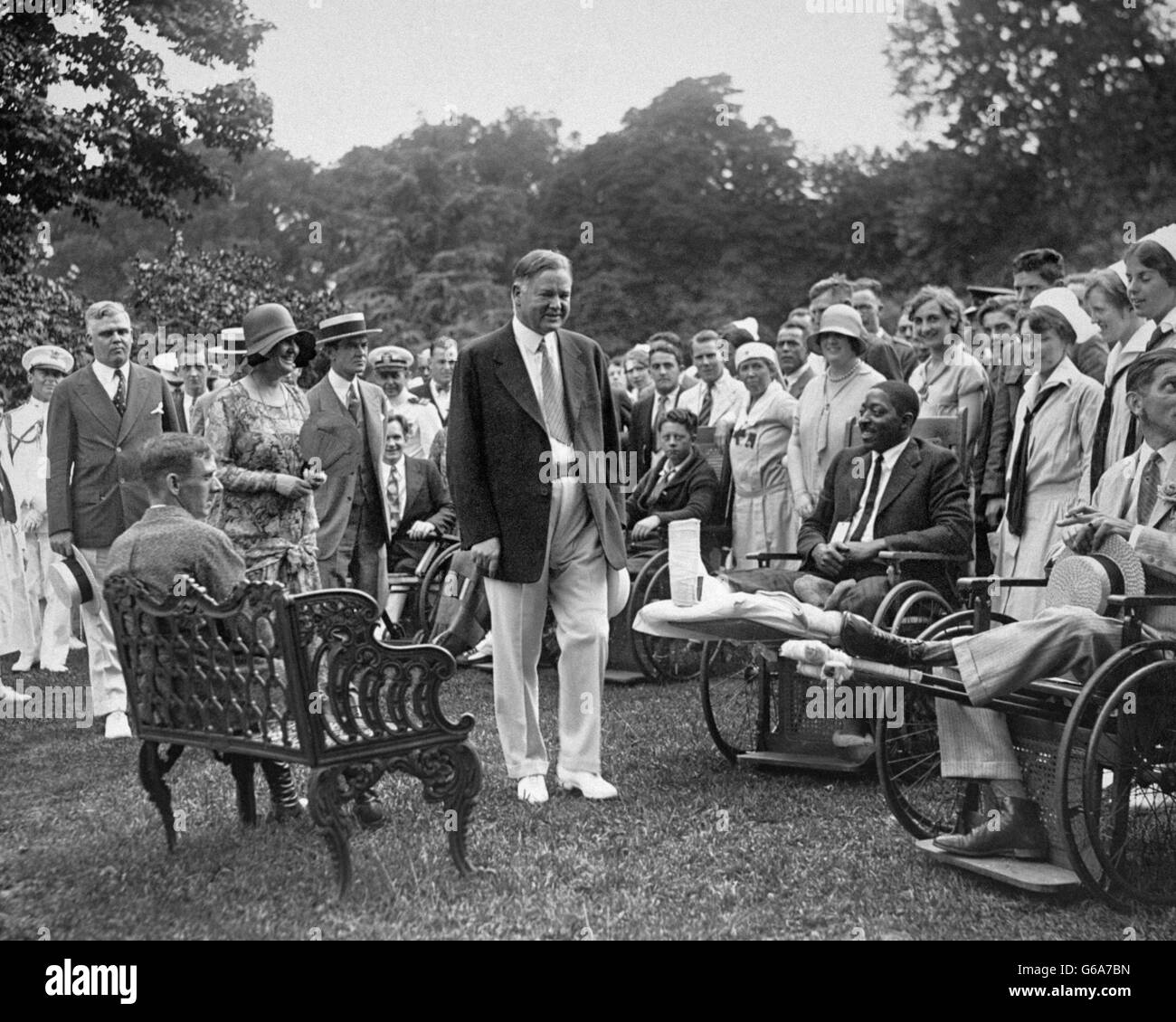 1920S 1930S US-PRÄSIDENT HERBERT HOOVER BESUCH KLINIKGELÄNDE Stockfoto