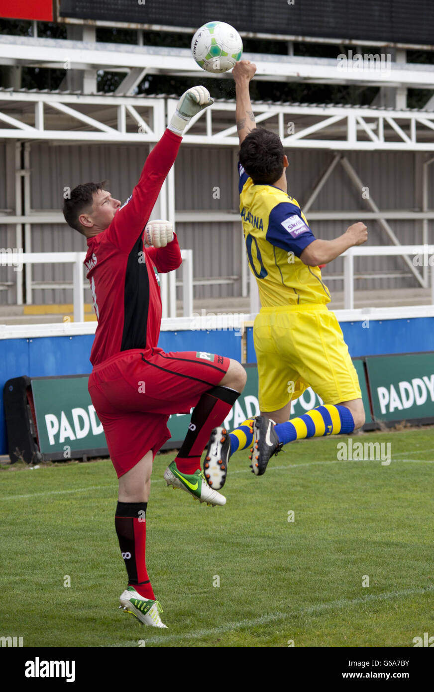 Diego Maradona, der FC-Spieler von Farnborough, formal bekannt als David Charles Tarpey (rechts), stellt den berühmten „Hand of God“-Vorfall an der Cherrywood Road in Farnborough während des Startens eines neuen Sponsorenvereines mit Paddy Power nach. Stockfoto