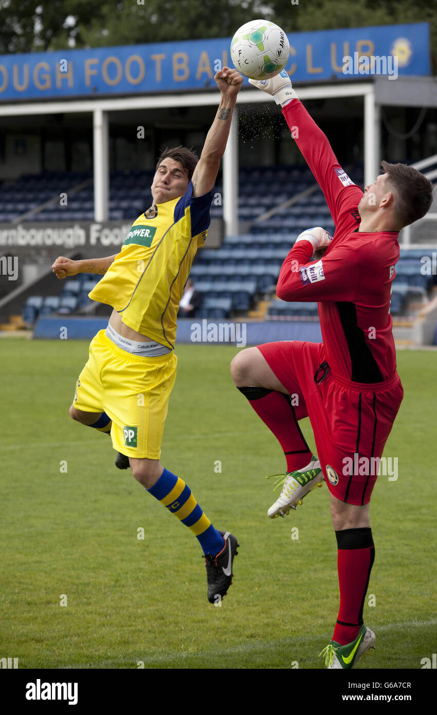 REDAKTIONELLE VERWENDUNG NUR der FC-Spieler Diego Maradona von Farnborough, formal bekannt als David Charles Tarpey (links), stellt den berühmten 'Hand of God'-Vorfall in der Cherrywood Road in Farnborough während des Startens eines neuen Sponsorenvereines mit Paddy Power nach. Stockfoto