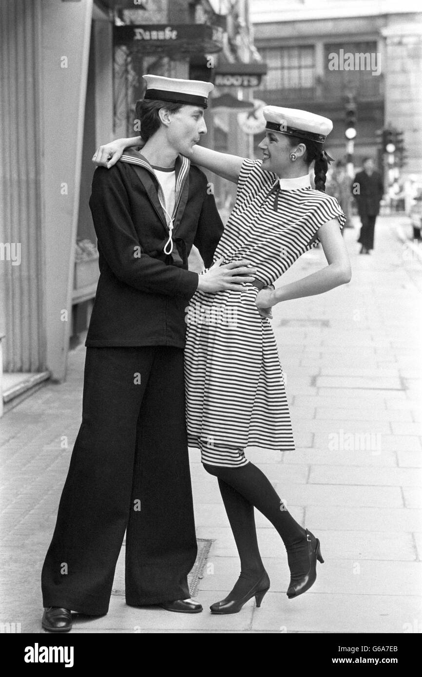 Mode - Christian Dior - Frühjahrskollektion 1980. Zwei Modelle tragen die von Matrosen inspirierte Kleidung aus der neuen Kollektion von Dior. Stockfoto