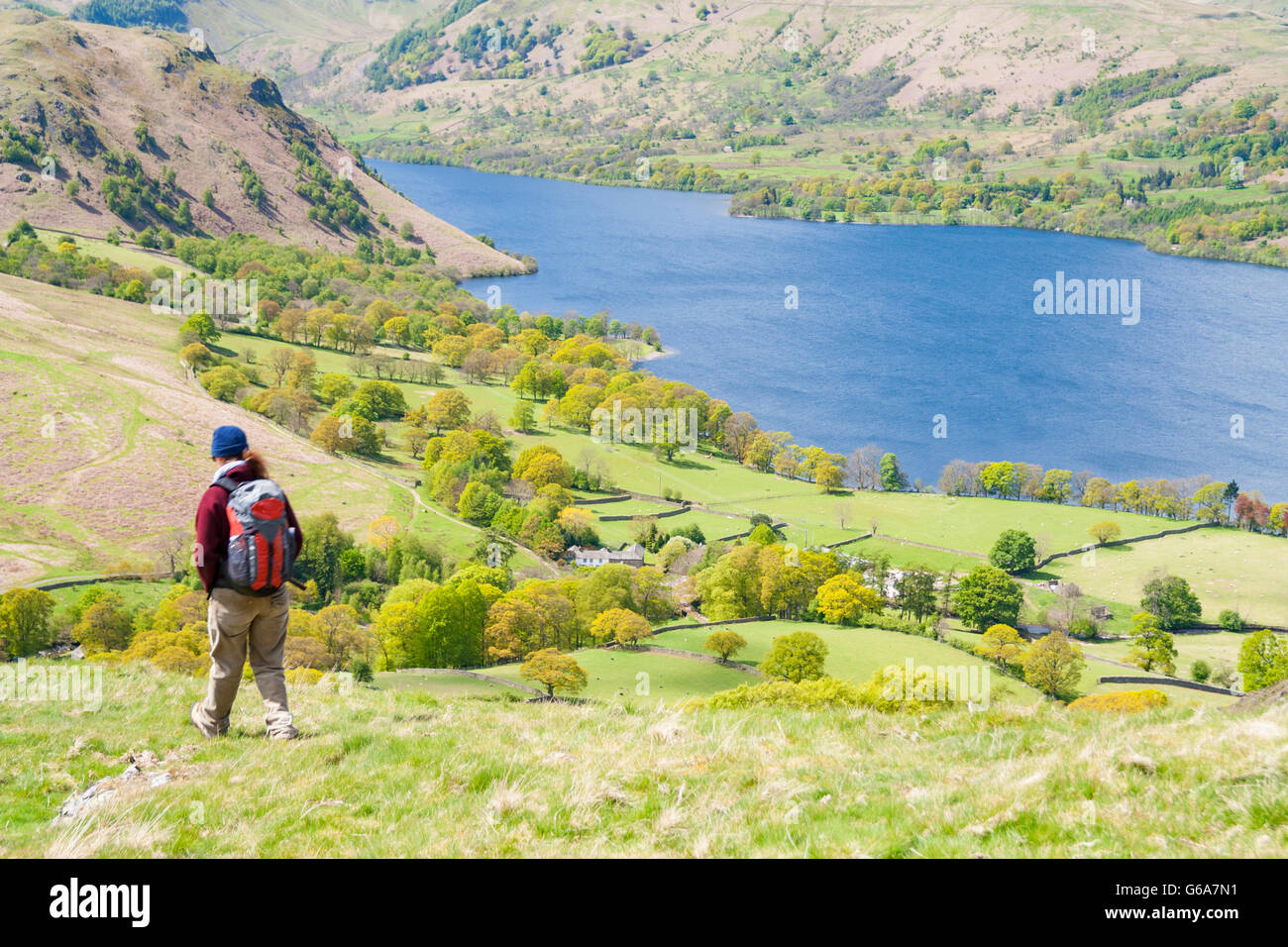 Weibliche Walker auf Fußweg zwischen Howtown und Patterdale mit Blick über Ullswater. Lake District, England. UK Stockfoto