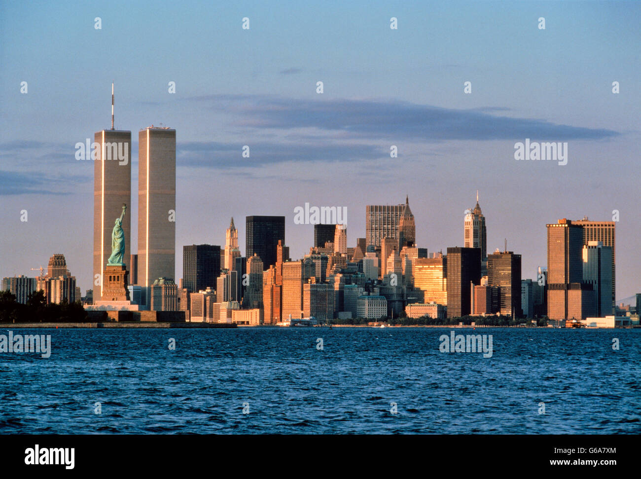 1980ER JAHRE FREIHEITSSTATUE UND TWIN TOWERS DES WORLD TRADE CENTER NEW YORK CITY-NY-USA Stockfoto