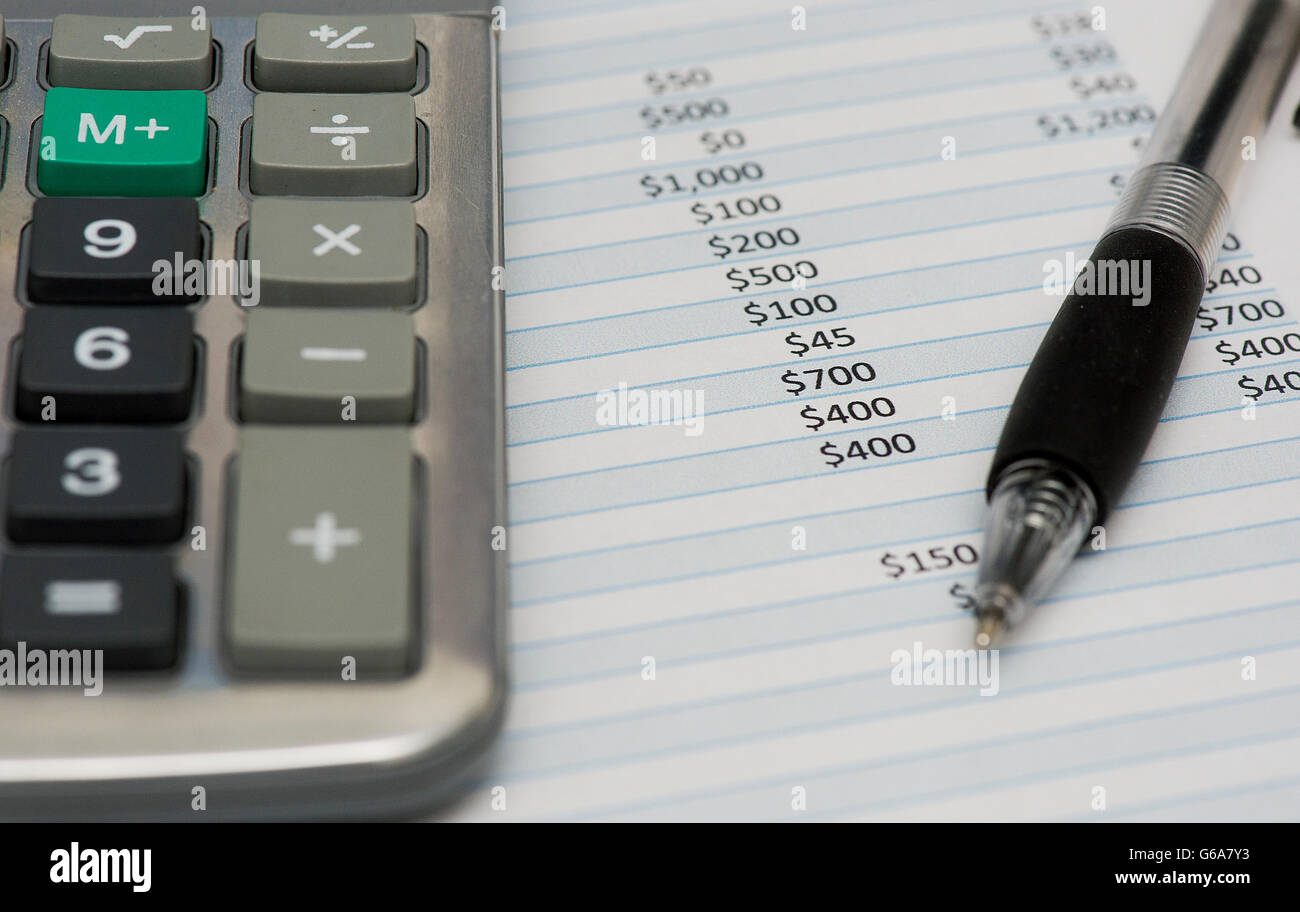 Ein Taschenrechner, Kugelschreiber und Kosten Blatt sind in Montreal, Donnerstag, 23. Juni 2016 gezeigt. Foto Graham Hughes/freiberufliche Stockfoto
