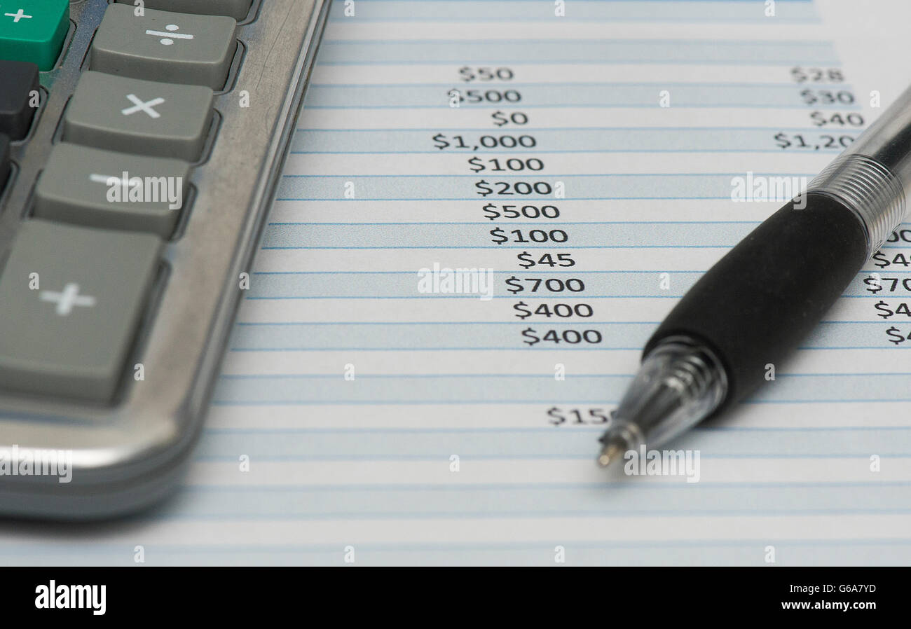 Ein Taschenrechner, Kugelschreiber und Kosten Blatt sind in Montreal, Donnerstag, 23. Juni 2016 gezeigt. Foto Graham Hughes/freiberufliche Stockfoto