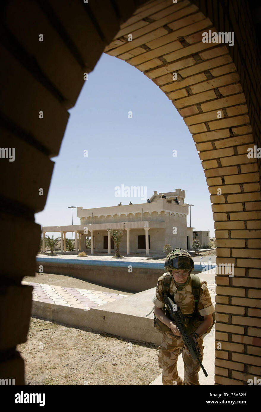 Soldaten des 2CS-Regiments RLC auf dem Gelände des Herrenhauses von Saddam Hussain's Cousin Ali Hassan Al Majid, auch bekannt als 'Chemical Ali', nachdem die Einheimischen das Haus in der Nähe von Basra geplündert hatten. PA Foto: Dan Chung/The Guardian/MOD Pool. Stockfoto