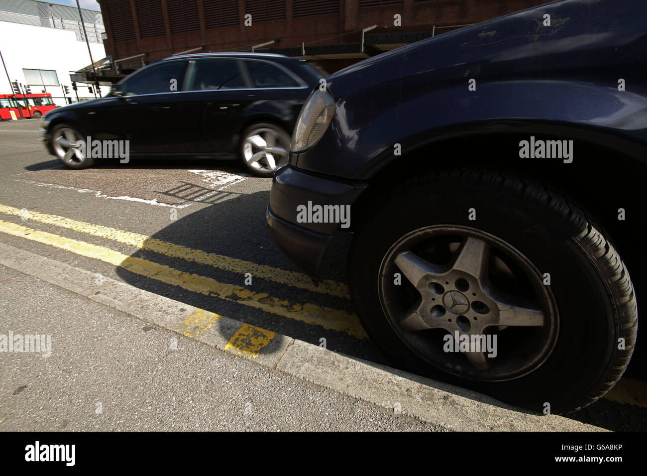 Ein Auto steht auf einer zweifachen gelben Linie in Islington im Norden Londons. Die Regierung erwägt Maßnahmen zur Förderung des High-Street-Handels, die eine Lockerung der Beschränkungen für die doppelte gelbe Linie umfassen könnten. Stockfoto