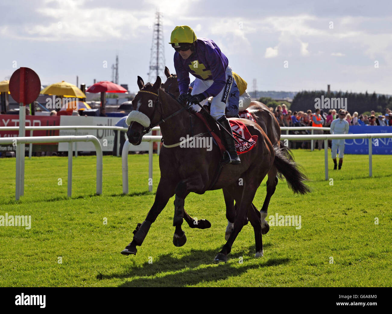 Horse Racing - 2013 Galway Sommerfest - Tag eins - Galway Rennbahn Stockfoto