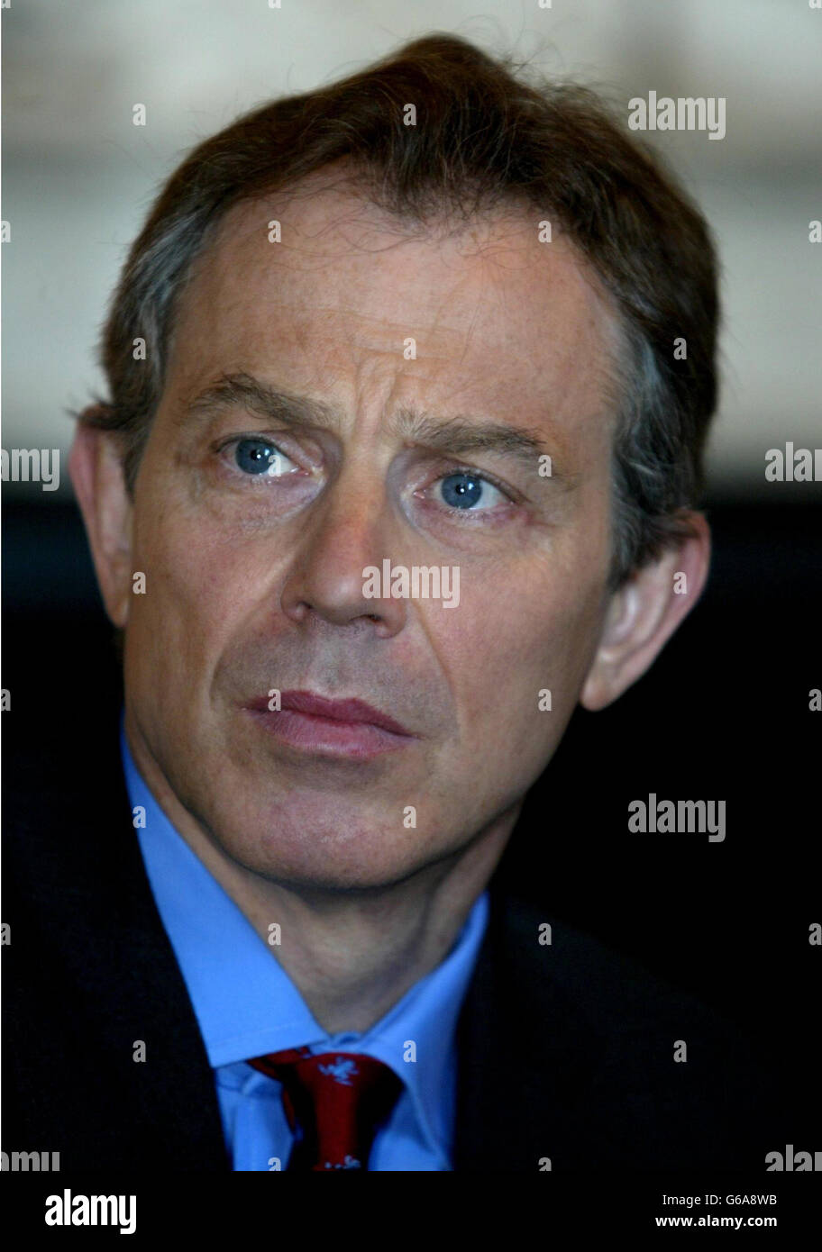 Premierminister Tony Blair hört den im Exil lebenden Irakern zu, die über ihr Leben unter Sadam Hussein sprechen. Die Iraker wurden in die Dowing Street Nr. 10 eingeladen, um über die Zukunft ihres Landes zu diskutieren. * Inzwischen wurde im Irak eine Botschaft von Premierminister Tony Blair, die ein freies und friedliches Nachkriegsland versprach, als Flugblatt von britischen Truppen im Irak verteilt. Stockfoto