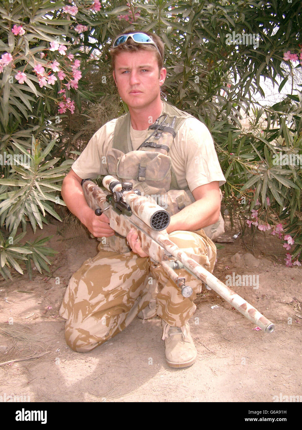 LANC Corp Matt Hughes mit dem Scharfschützengewehr, das einen irakischen Scharfschützen tötete. Stockfoto