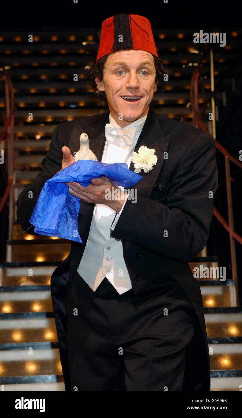 Schauspieler Jerome Flynn spielt die spätbritische Comedy-Ikone Tommy Cooper, während der Proben für das Stück 'Jus' so!' - eine Feier des Lebens und Talents des Komikers - im Garrick Theater im Zentrum von London. Stockfoto
